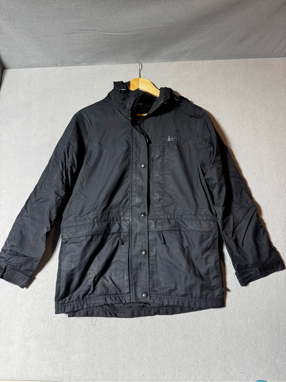 REI Women’s Black Hooded Raincoat with Front Pockets Size Small Petitie